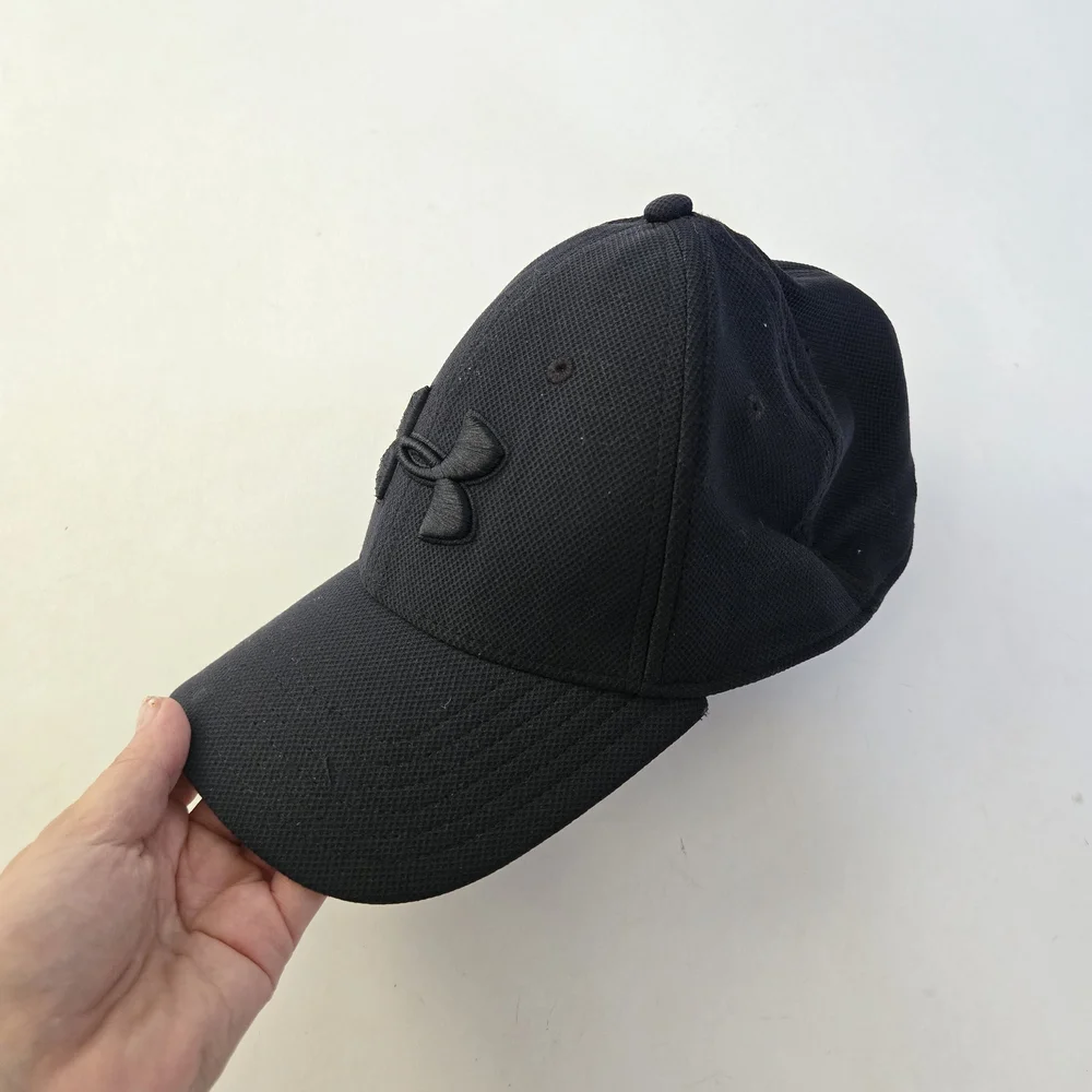 Under Armour classic fit blitzing stretch black hat size M/L